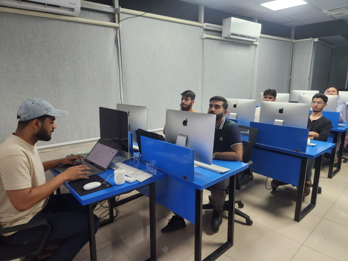 A BBT mentor guiding a hands on session