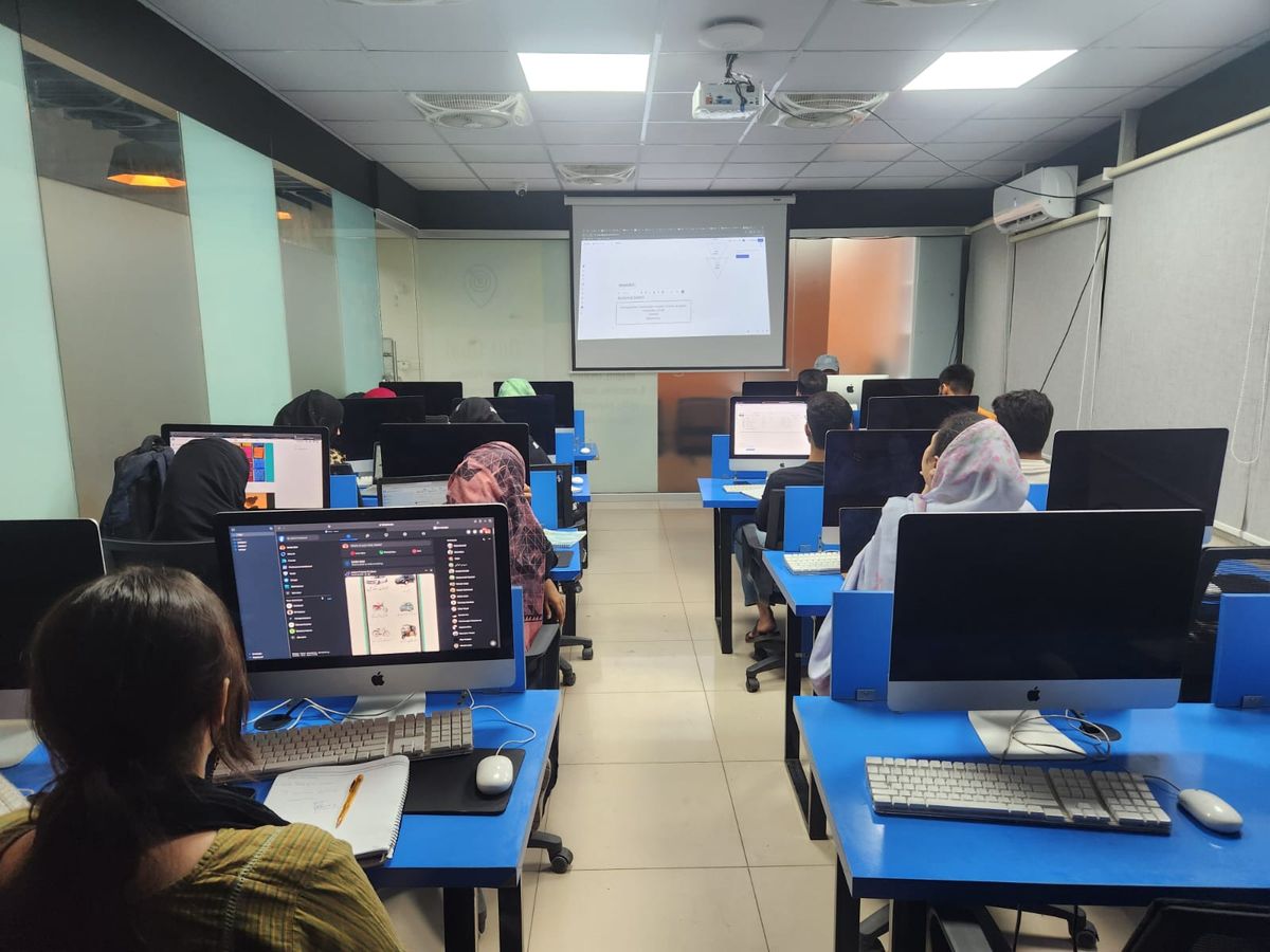A lesson on the projector in a BBT lab